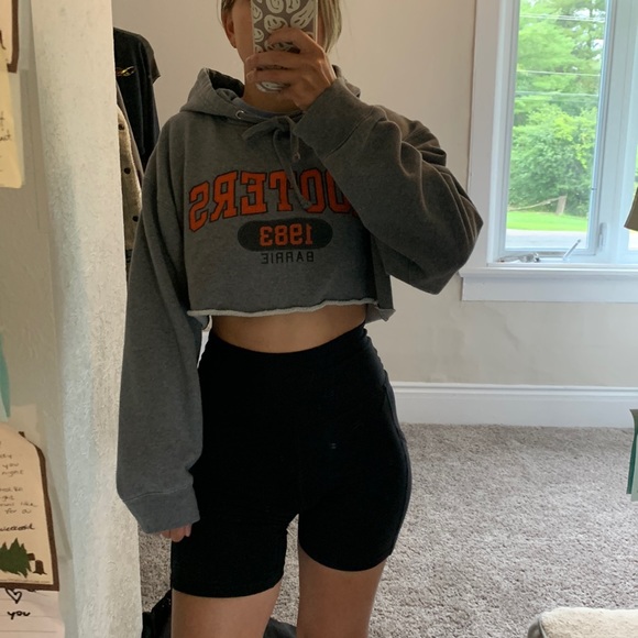 Hooters Tops - Vintage cropped hoodie